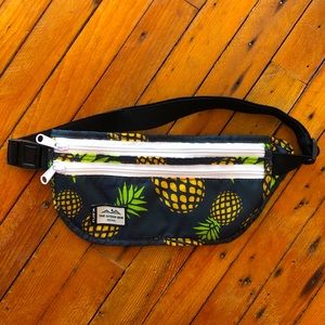Kavu Pineapple Hideaway Fanny pack